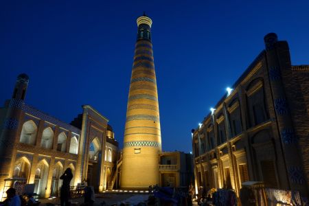 Osvětlený minaret Islam Khoja